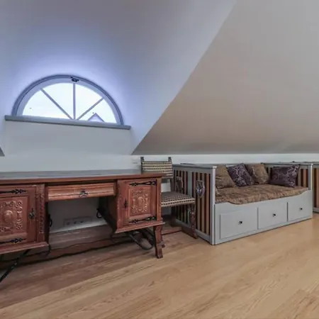 Luxury Medieval 2 Storey With Antique Furniture In Old Town *